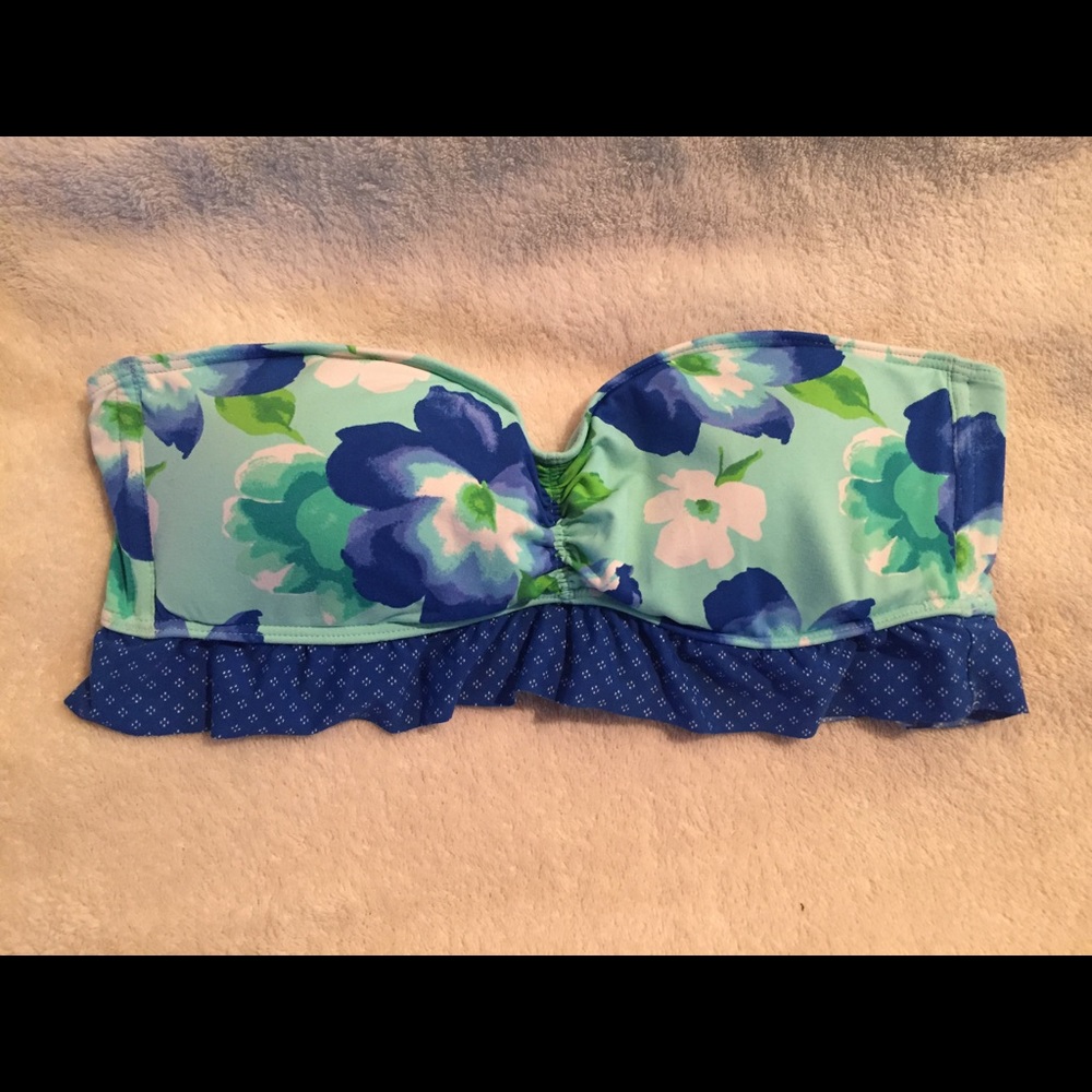Super Cute Gilly Hicks Top